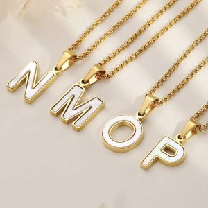 Collar con dije de Inicial fondo nacar