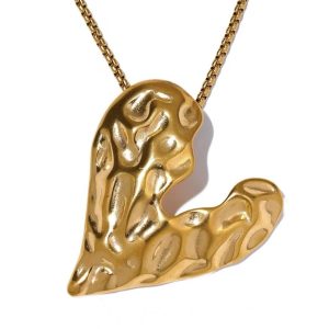 Collar de corazón con textura martillado