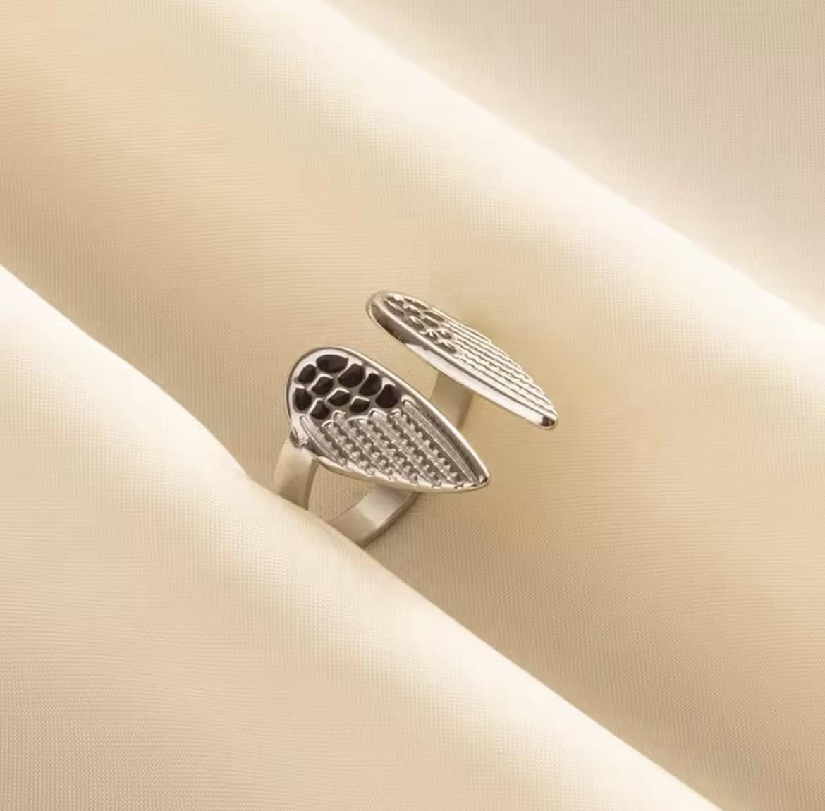 Anillo Ajustable Alas Texturizadas