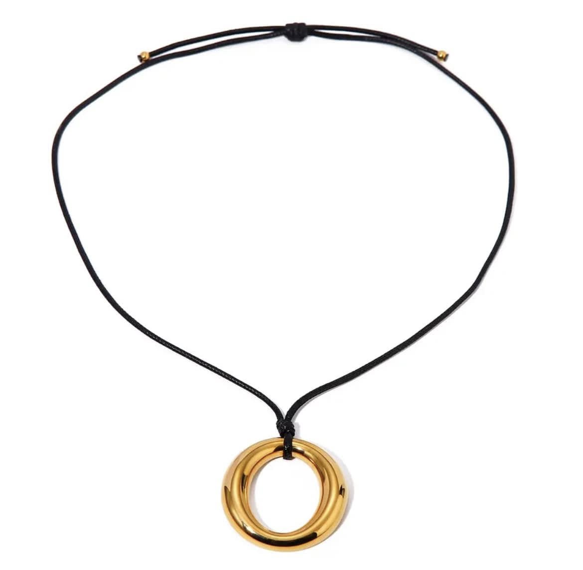 Collar Minimalista con Dije Circular Dorado