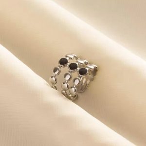 Anillo Plateado con Detalles Negros