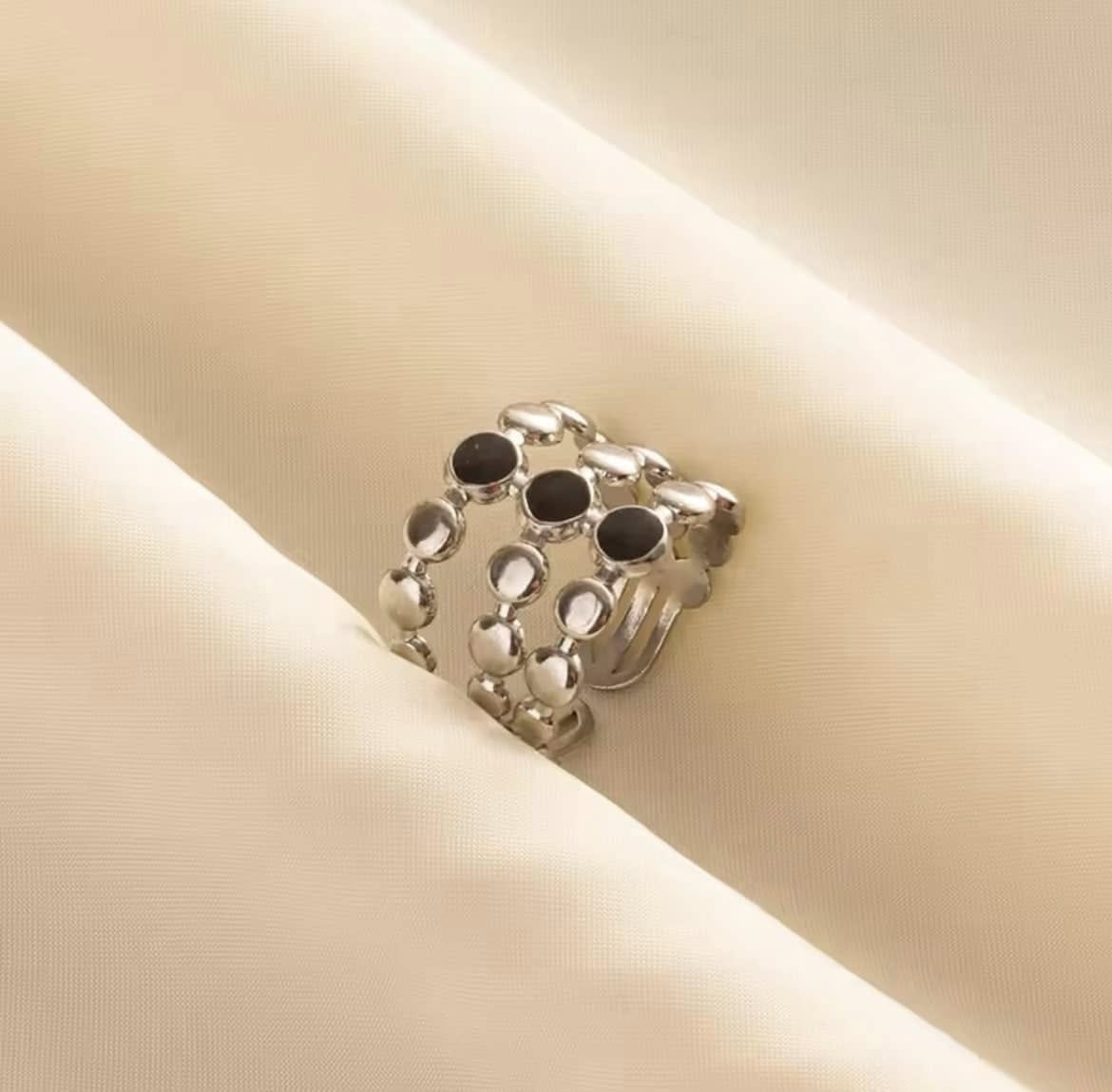 Anillo Plateado con Detalles Negros