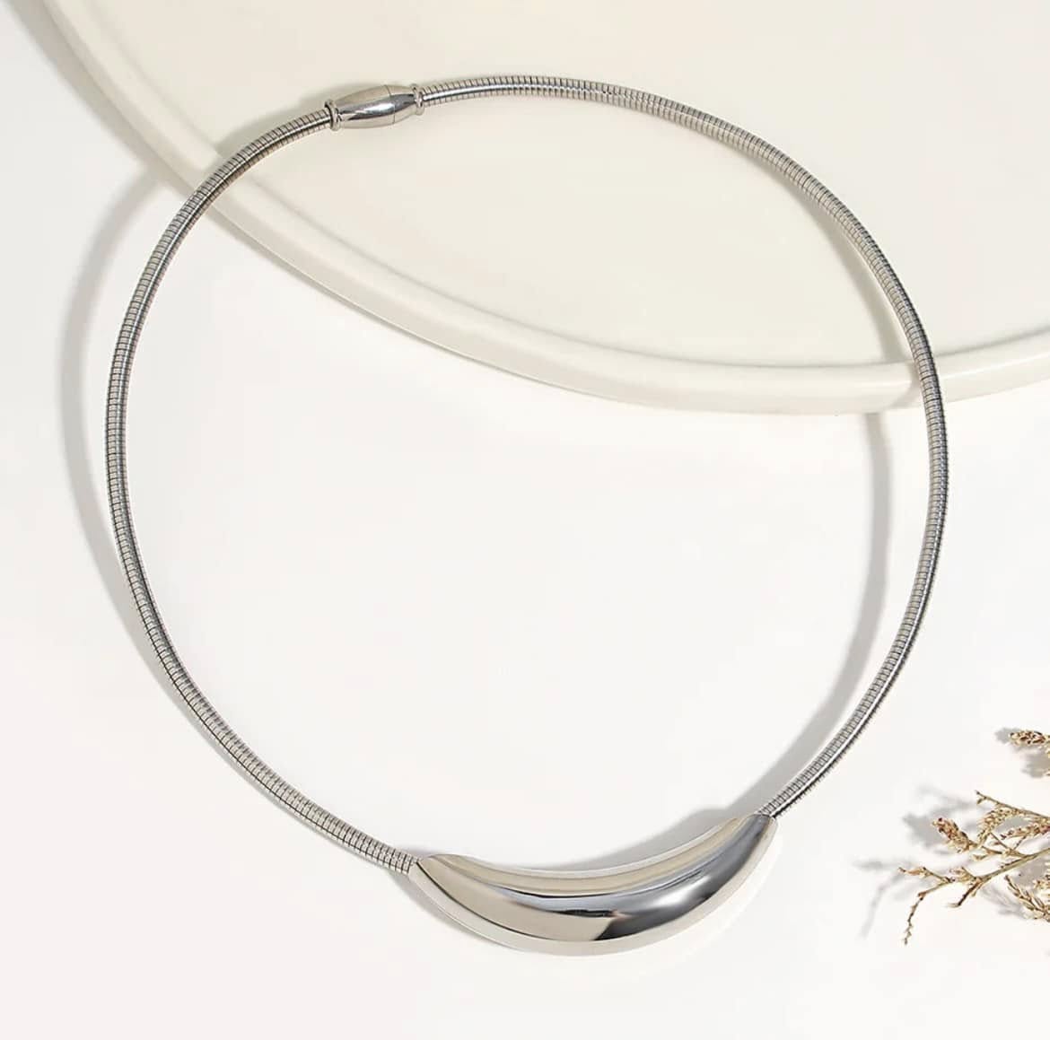 Collar Elegancia Minimalista en Acero Inoxidable