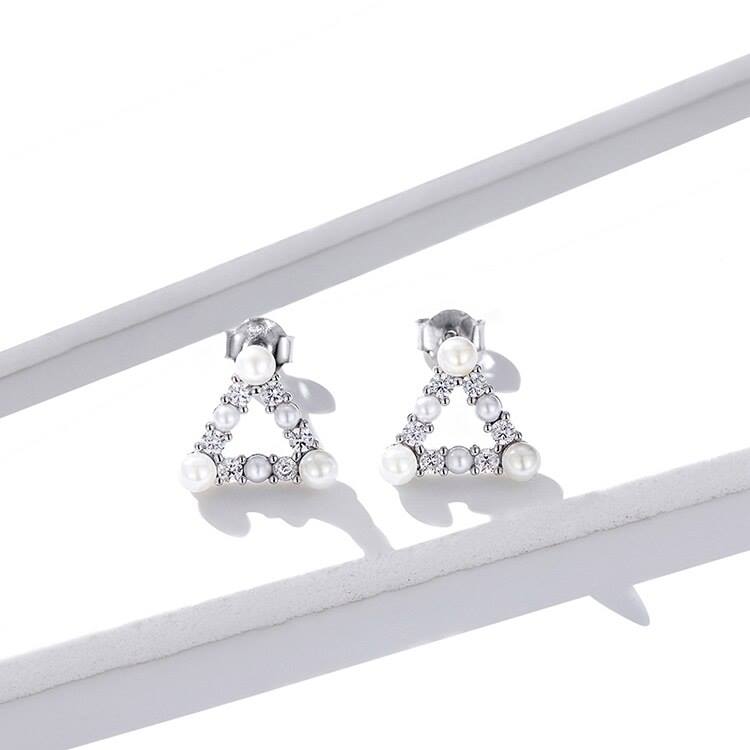 Aretes Triángulo de Perlas y Brillo