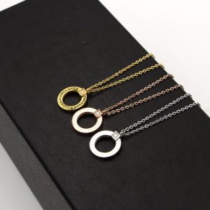 Collar Circular con Incrustación de Zirconia