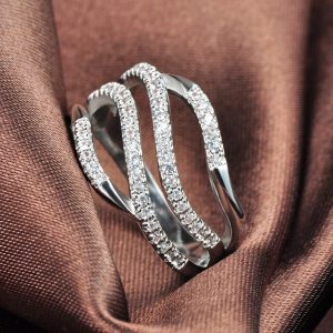 Anillo “Olas de Brillo”