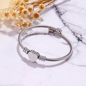 Pulsera Dorada de Acero con Detalle de Corazón