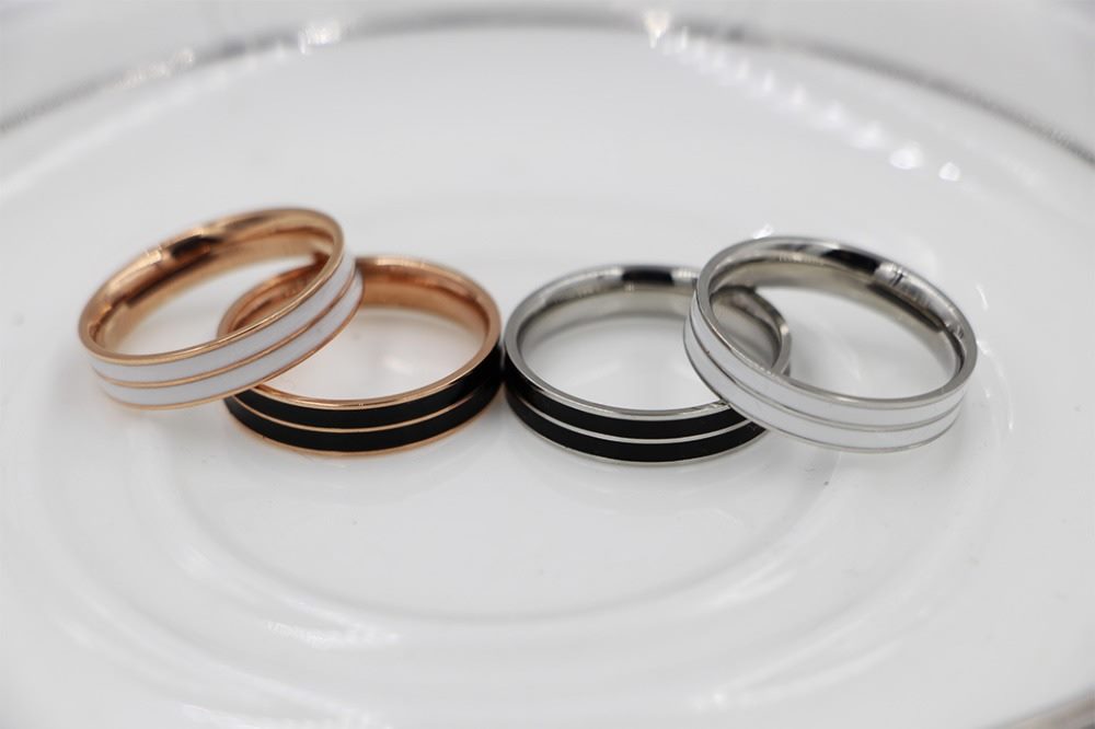 Anillos Minimalistas de Acero Inoxidable con Detalles en Esmalte