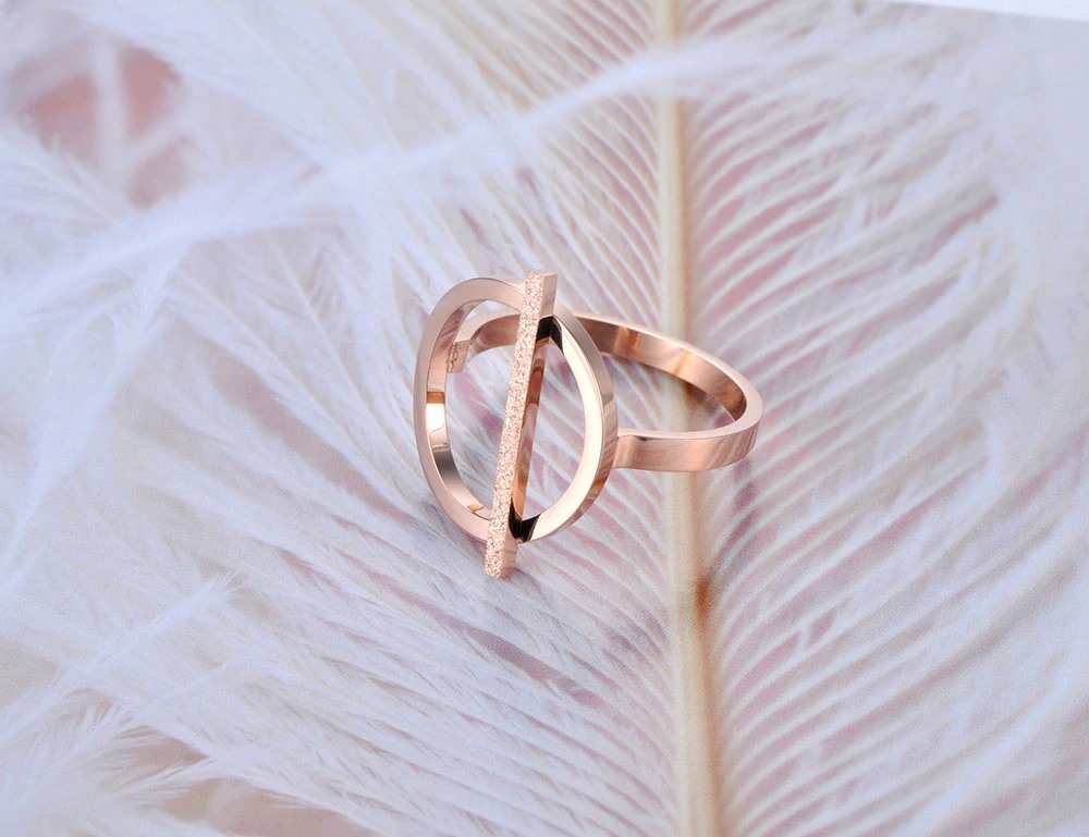 Anillo Geométrico Minimalista en Oro Rosa