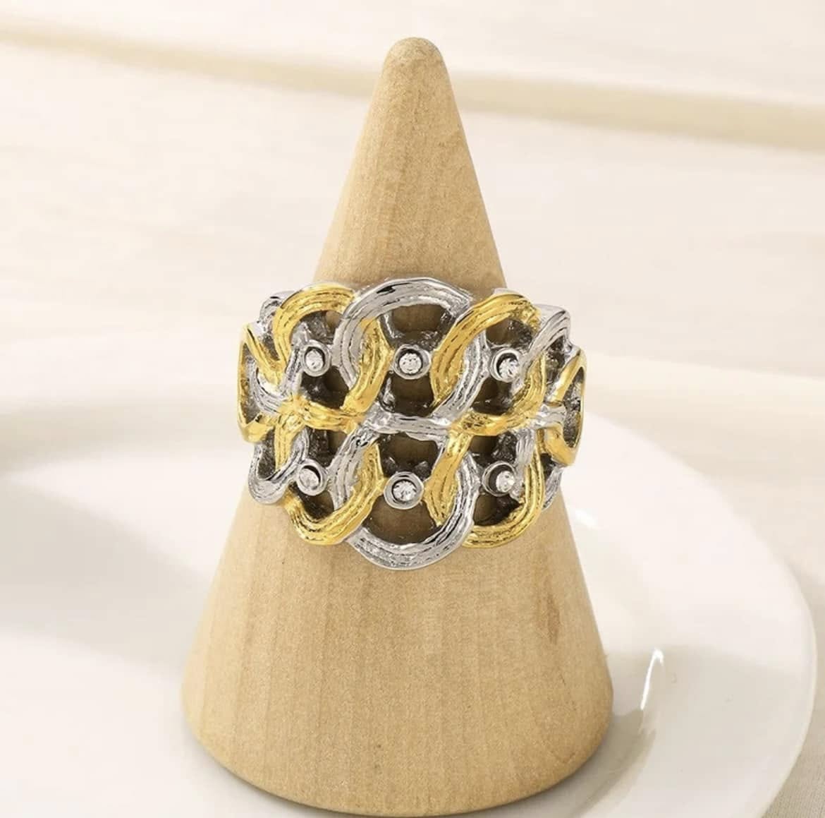 Anillo Bicolor con Diseño de Filigrana y Detalles en Cristal