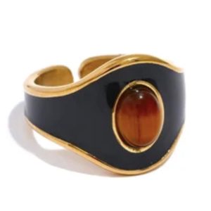 Anillo ajustable dorado con esmalte negro y piedra ojo de tigre