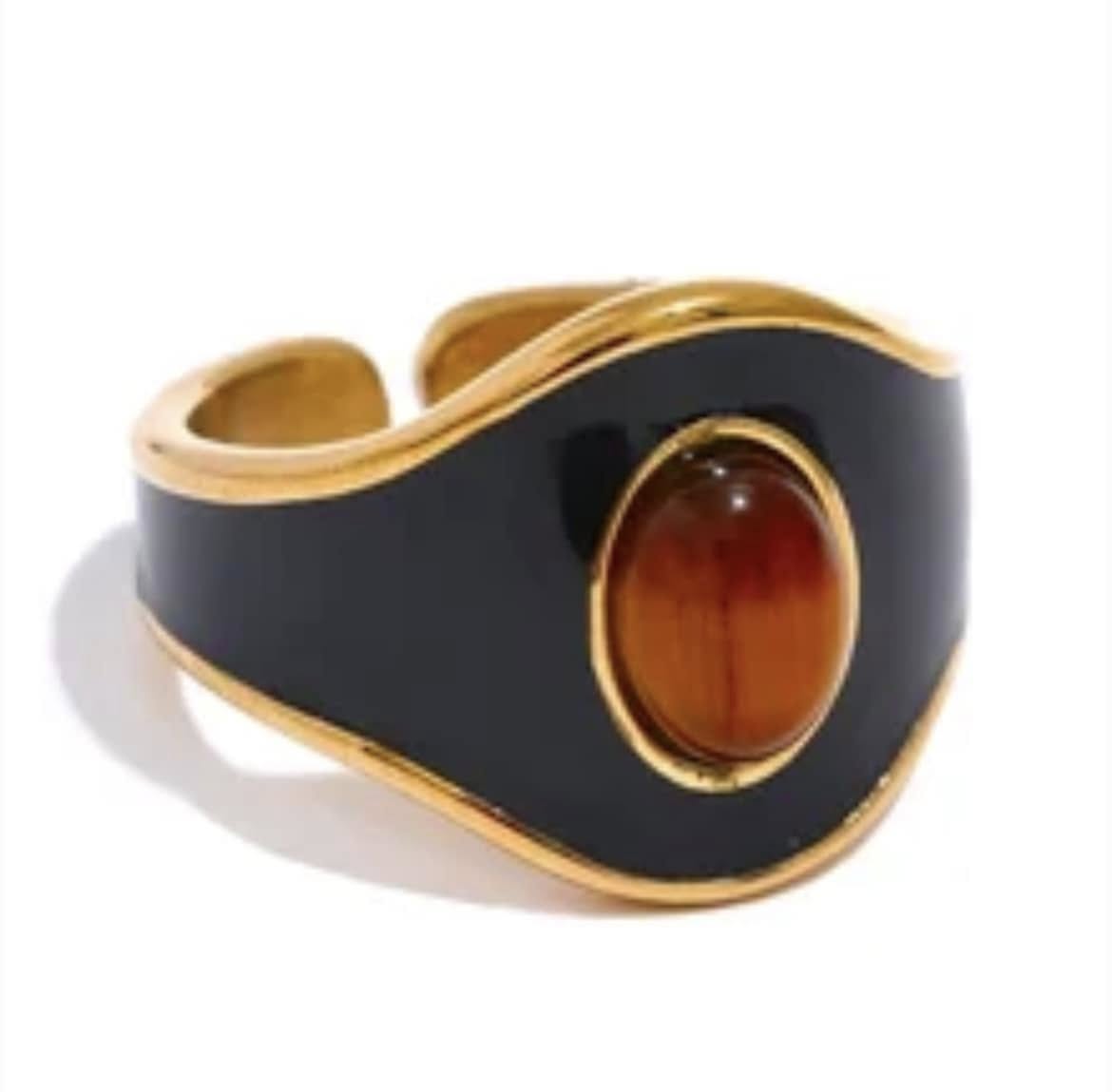 Anillo ajustable dorado con esmalte negro y piedra ojo de tigre
