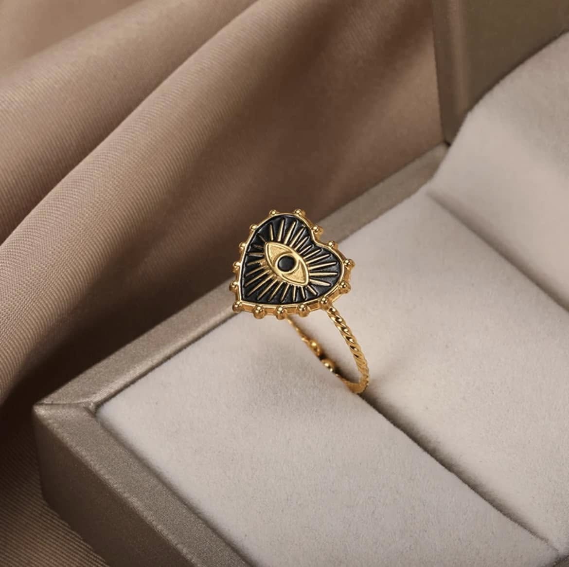 Anillo Dorado "Ojo Místico" con Diseño de Corazón