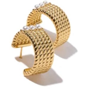 Aretes dorados tipo argolla con textura y perlas