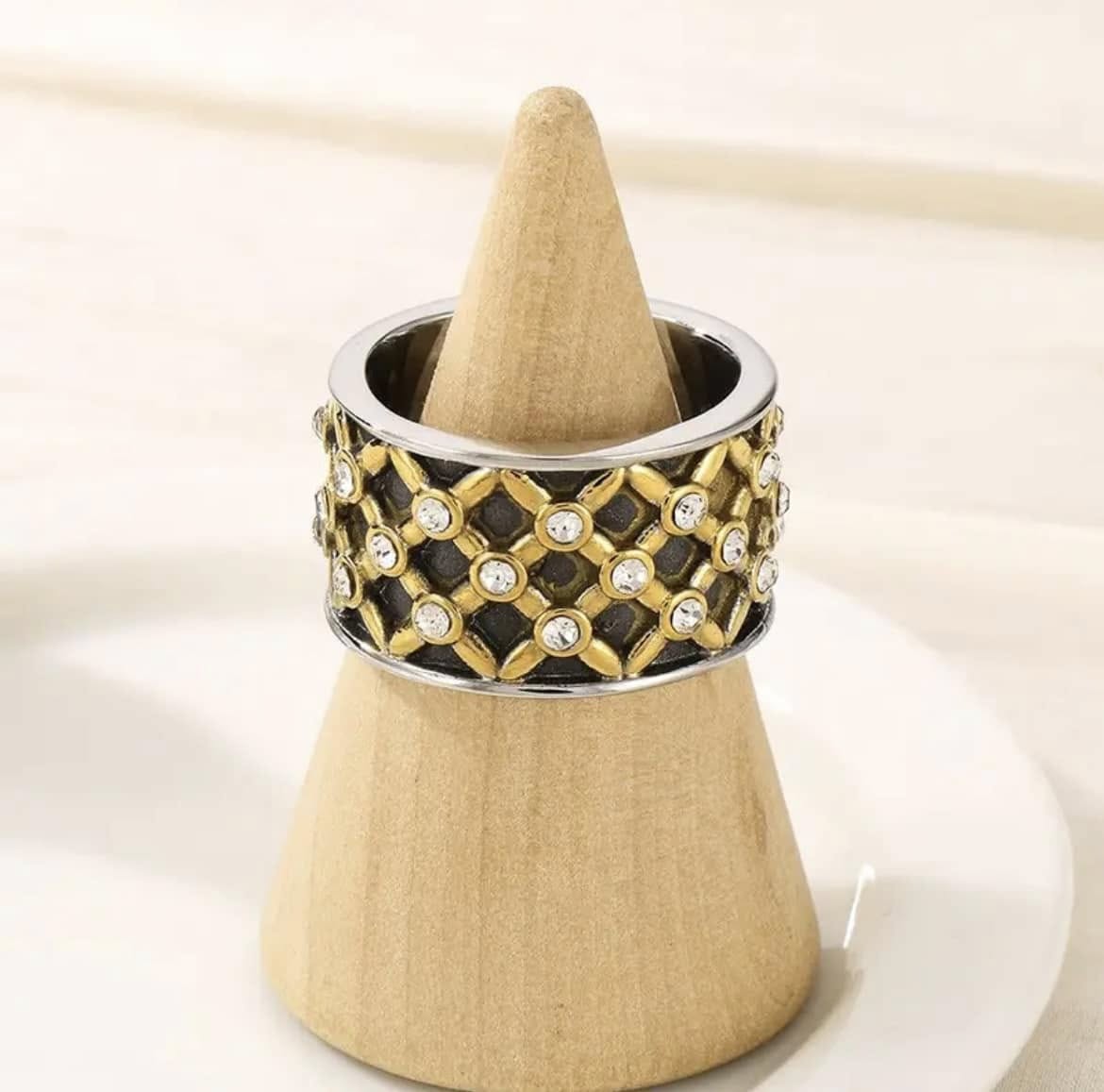 Anillo Ancho Dorado con Cristales y Diseño Geométrico