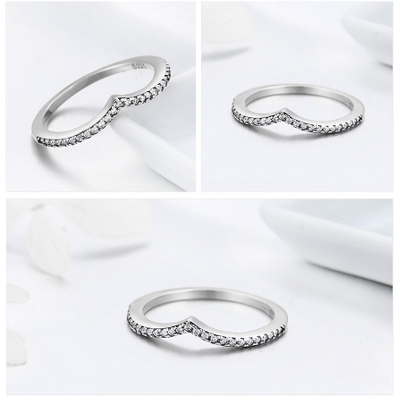 Anillo de Plata 925 con Circonitas y Diseño Curvado