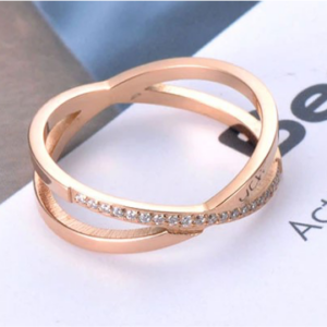 Anillo “Eterno Brillo” – Elegancia entrelazada