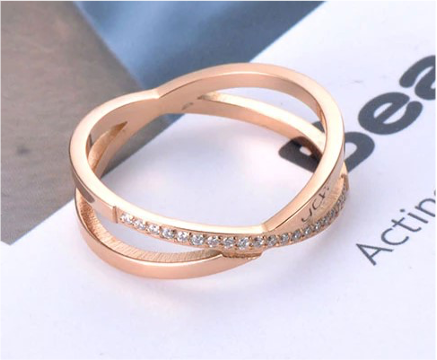 Anillo “Eterno Brillo” – Elegancia entrelazada