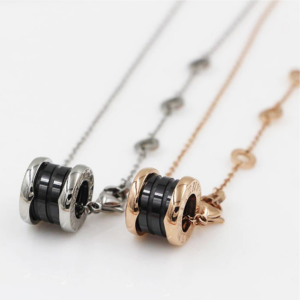 Collar "Dual Core" – Aros Gemelos con Acabado Negro y Grabado Romano