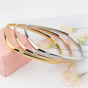 Brazaletes “Trilogía Brillante” – Elegancia en Tres Tonos