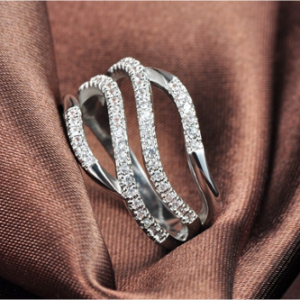 Anillo “Olas de Brillo” – Elegancia en Movimiento